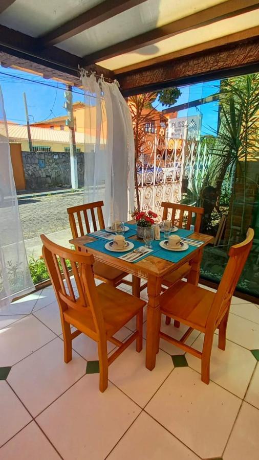Bliss Hoteis Centro Búzios Extérieur photo A dining table with four chairs