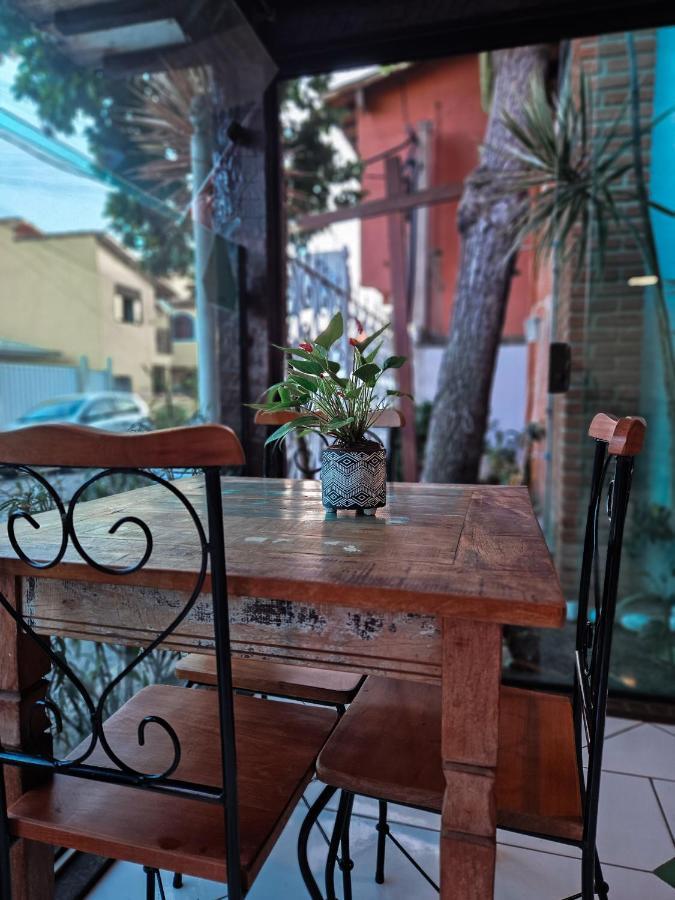 Bliss Hoteis Centro Búzios Extérieur photo A table and chair